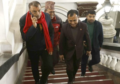 गगन थापासहितको टोली पुगे निर्वाचन आयोग