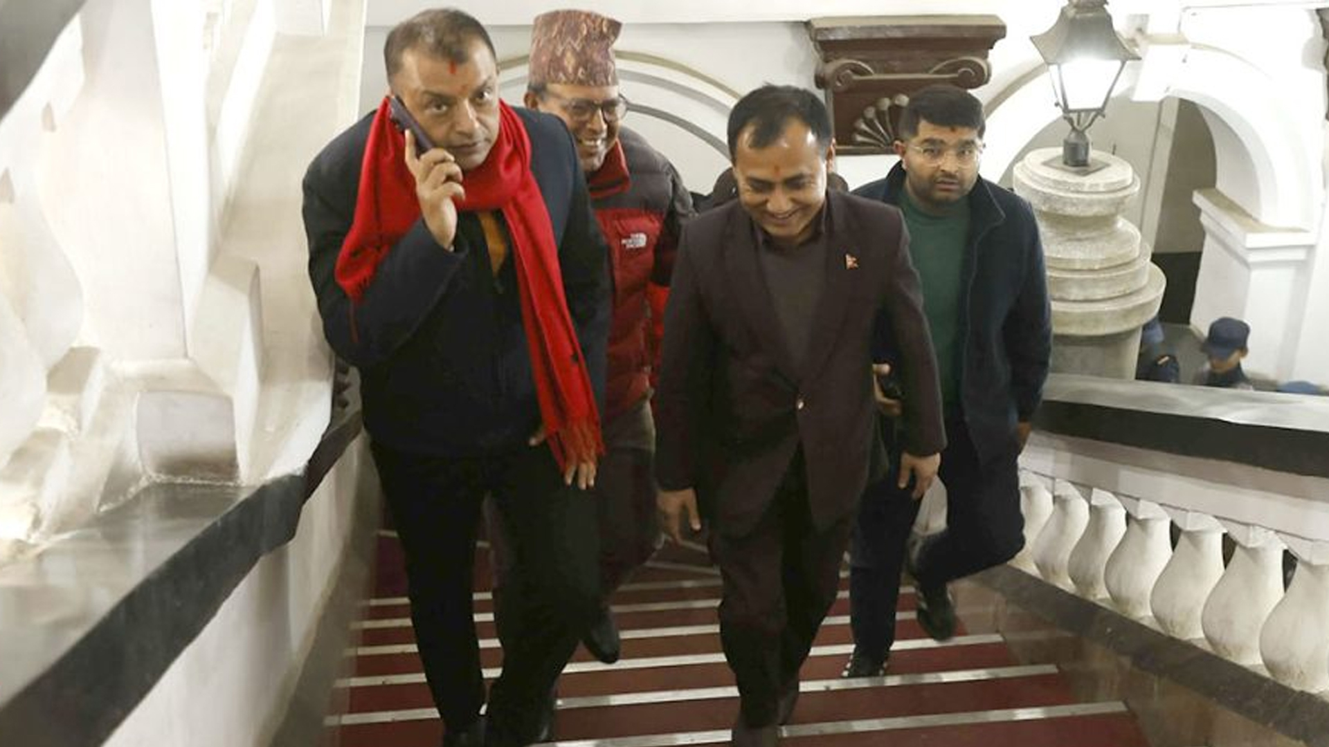 गगन थापासहितको टोली पुगे निर्वाचन आयोग