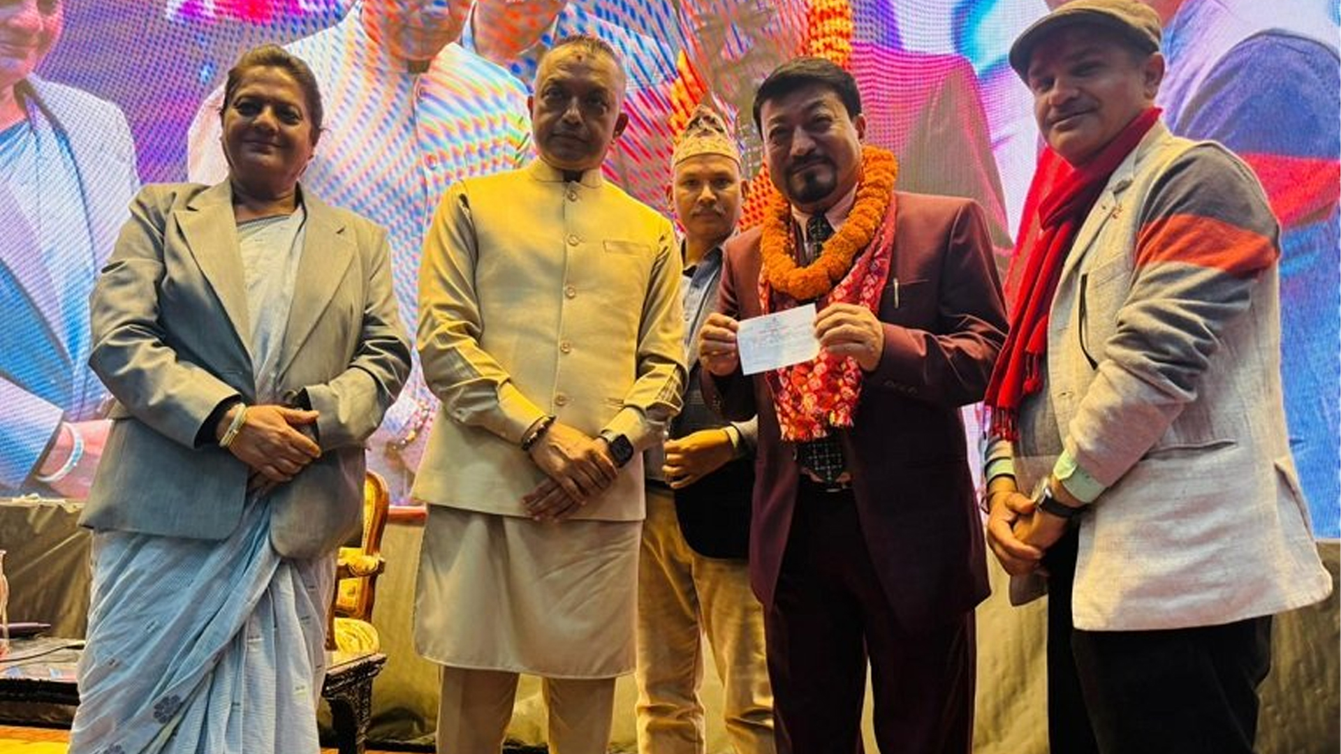 एमाले नेता मानन्धर र ढकाल कांग्रेस प्रवेश