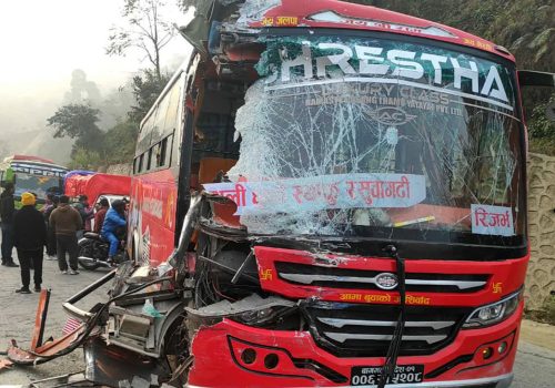 धादिङमा दुईवटा बस ठोक्किदा एक जनाको मृत्यु, २ जना घाइते