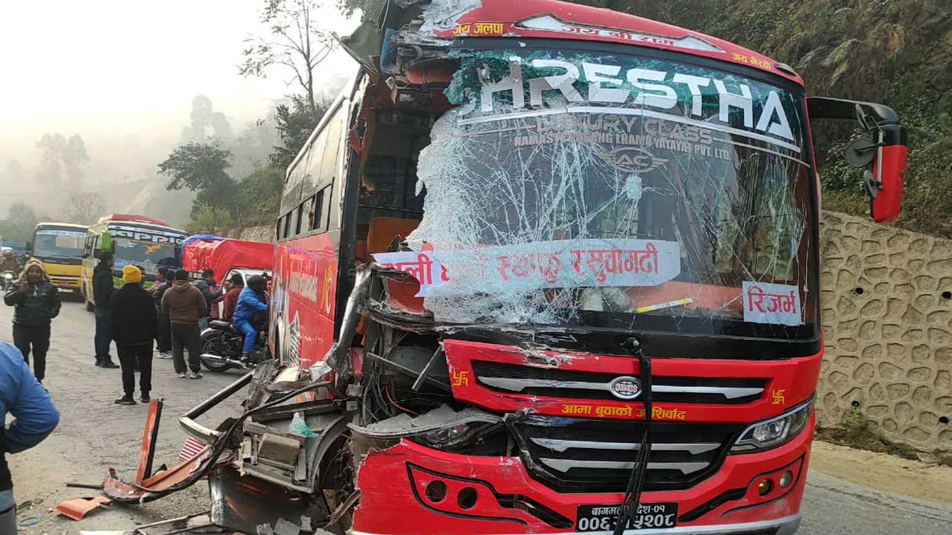 धादिङमा दुईवटा बस ठोक्किदा एक जनाको मृत्यु, २ जना घाइते