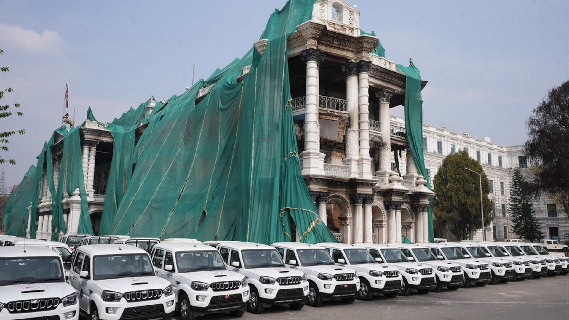 भारतबाट आएका गाडीहरू सिंहदरबार अगाडि पार्किङ