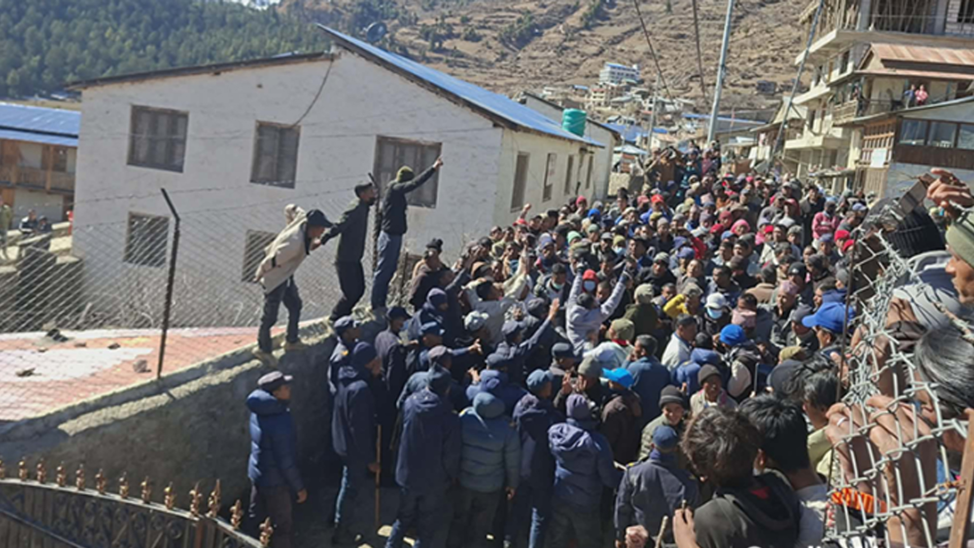 हुम्लामा निर्वाचन प्रहरीहरूद्धारा नाराबाजी