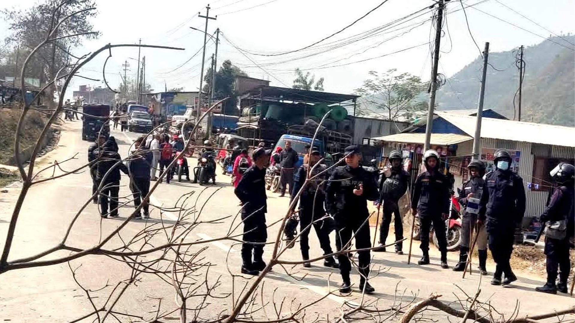 बस दुर्घटनाको सत्य तथ्य छानबिनको माग राख्दै सडक अवरुद्ध