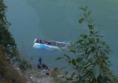 तामाकोशी नदीमा यात्रुवाहक बस खस्दा ५ जनाको मृत्यु