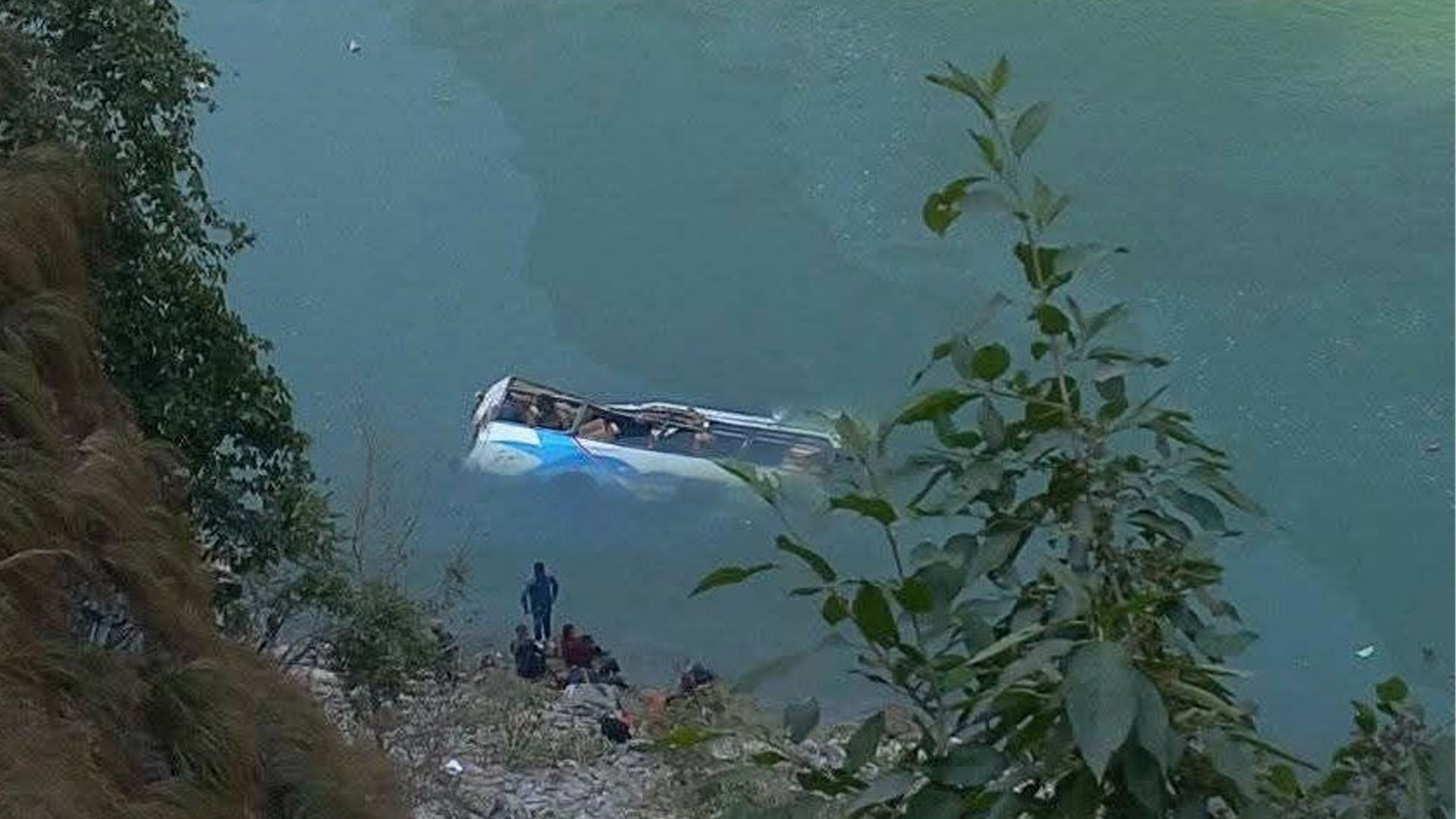 तामाकोशी नदीमा यात्रुवाहक बस खस्दा ५ जनाको मृत्यु