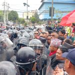 नेकपा एमालेका नेता कार्यकर्ताले ज्ञापनपत्र बुझाउन जाँदै प्रहरीबाट रोक