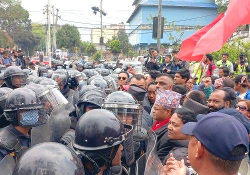 नेकपा एमालेका नेता कार्यकर्ताले ज्ञापनपत्र बुझाउन जाँदै प्रहरीबाट रोक