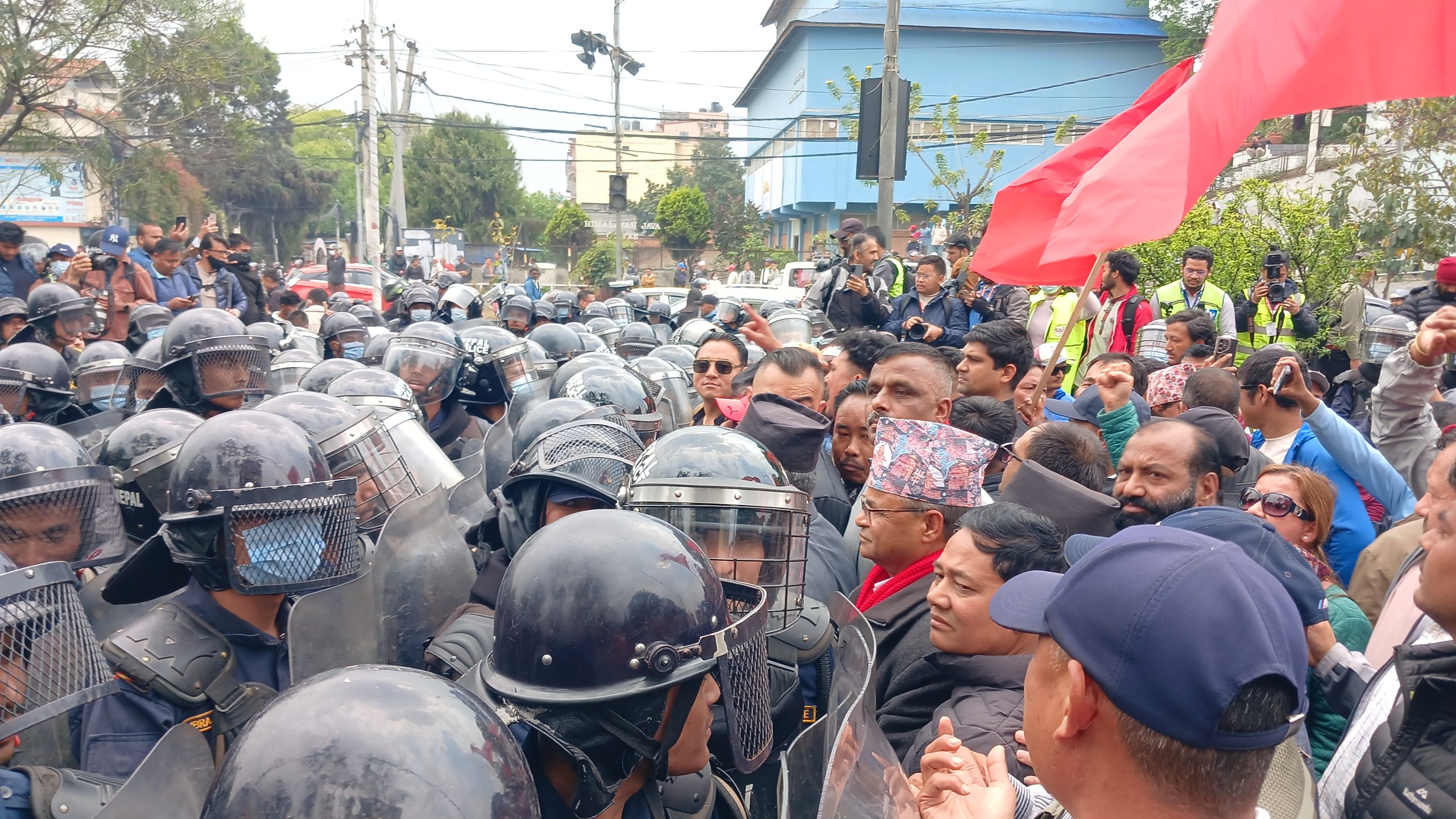 नेकपा एमालेका नेता कार्यकर्ताले ज्ञापनपत्र बुझाउन जाँदै प्रहरीबाट रोक