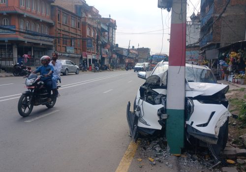 कारको चरम लापरबाही पैदल यात्री नेपाली सेनालाई ठक्कर बिजुलीको पोल्नै भाचियो