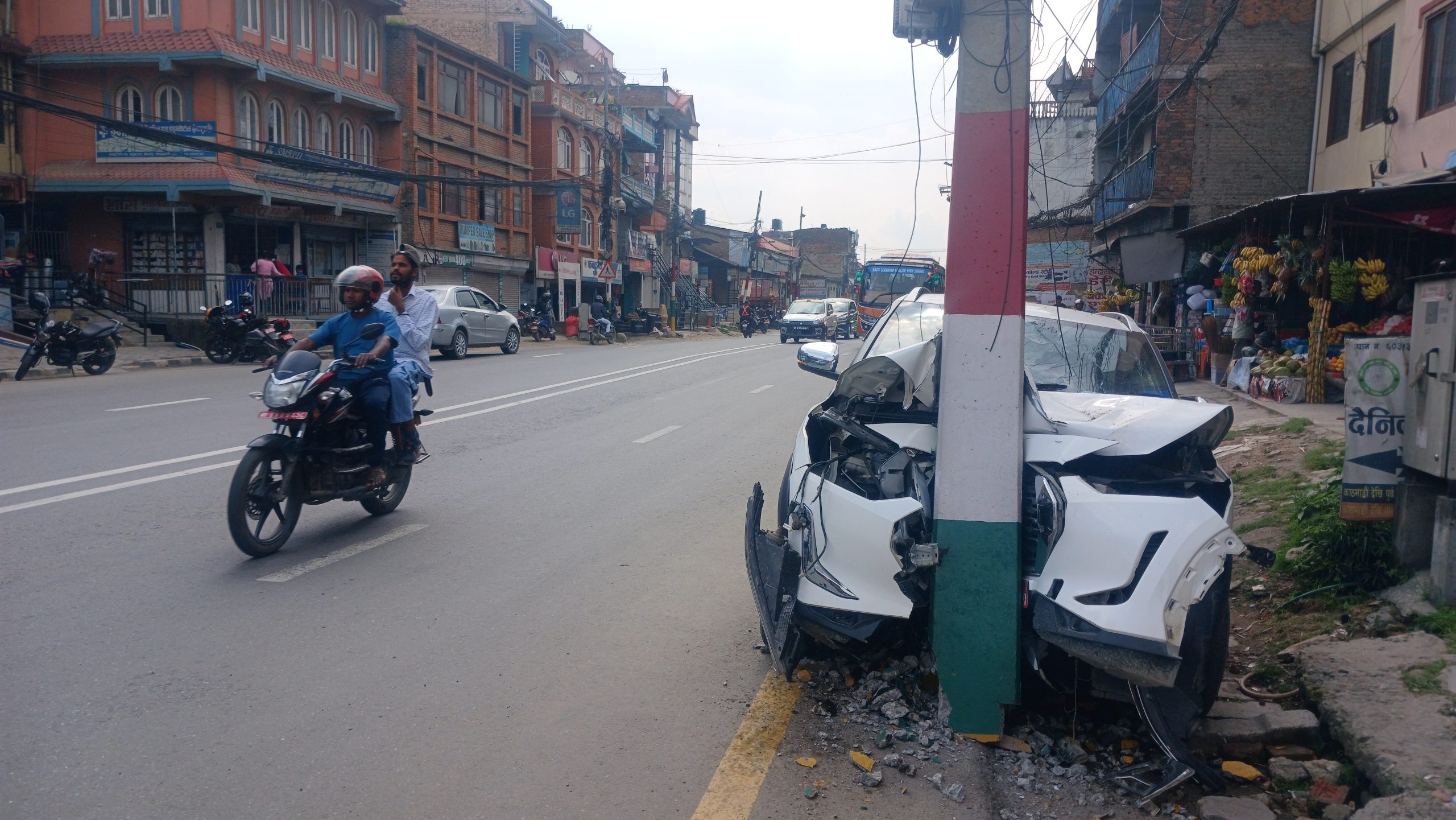 कारको चरम लापरबाही पैदल यात्री नेपाली सेनालाई ठक्कर बिजुलीको पोल्नै भाचियो