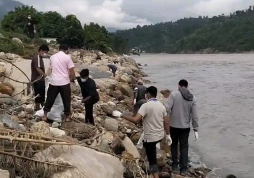त्रिशूली नदी क्षेत्रमा थुप्रिएको फोहोर तथा बाढीजन्य सामग्री सरसफाइ