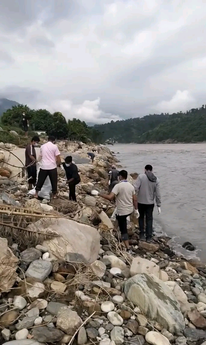 त्रिशूली नदी क्षेत्रमा थुप्रिएको फोहोर तथा बाढीजन्य सामग्री सरसफाइ