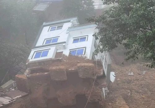 ललितपुरको धापाखेलमा साढे दुई तले घर ढल्यो