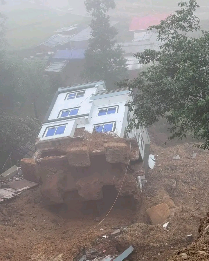 ललितपुरको धापाखेलमा साढे दुई तले घर ढल्यो
