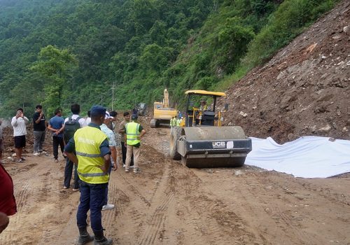 ८ दिनपछि खुल्यो परेवाटार सडकखण्ड, दुवैतर्फ सवारी सञ्चालन सुरु