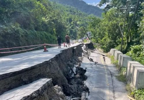 सिमलतालमा सडक भासिएपछि मुग्लिन–नारायणगढ सडक एकतर्फी