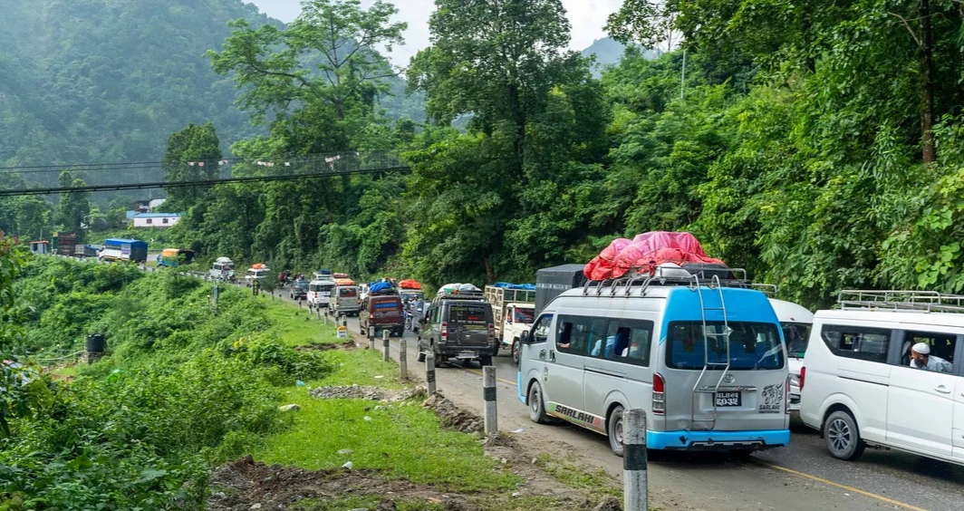 कृष्णभीरको पहिरोले हेटौँडा–काठमाडौँ सडकमा सवारी चाप