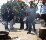 सडकमा दाउरा बालेर भात पकाउँदै विरोध प्रदर्शन