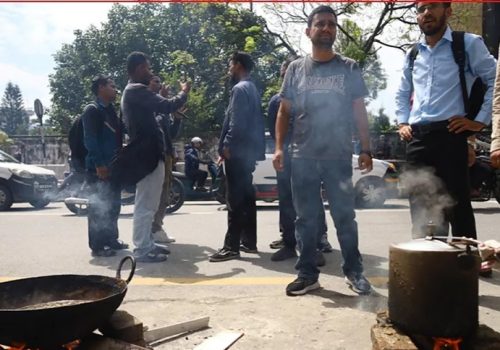 सडकमा दाउरा बालेर भात पकाउँदै विरोध प्रदर्शन