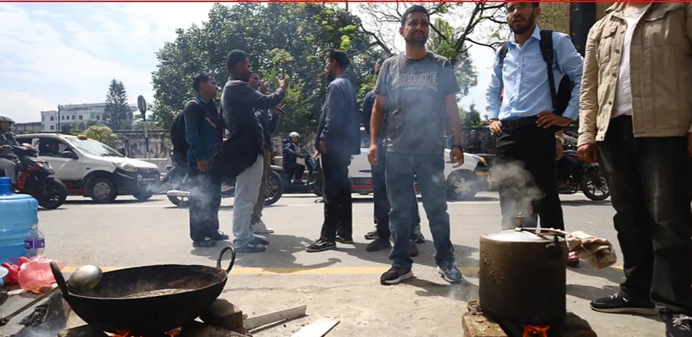 सडकमा दाउरा बालेर भात पकाउँदै विरोध प्रदर्शन