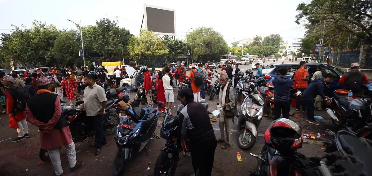 विश्वकर्मा पूजाको अवसरमा भद्रकाली मन्दिर परिसरमा श्रद्धालुको भीड
