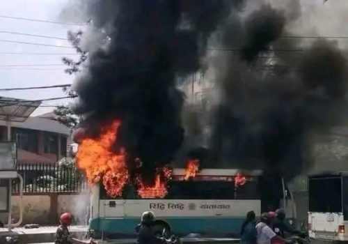 त्रिपुरेश्वरमा बस आगलागी : चालक दावा लामालाई बग्गीखाना बोलाइयो