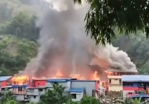 ताप्लेजुङको दोभानमा भीषण आगलागी, करिब १० घर जले