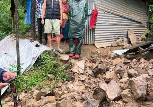 वर्षाले थाक्रेमा ८० वर्षीय सुनारको घर भत्कियो