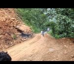 पहिरोको कारण अवरुद्ध  त्रिभुवन राजपथ संचालनमा