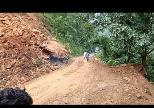 पहिरोको कारण अवरुद्ध  त्रिभुवन राजपथ संचालनमा