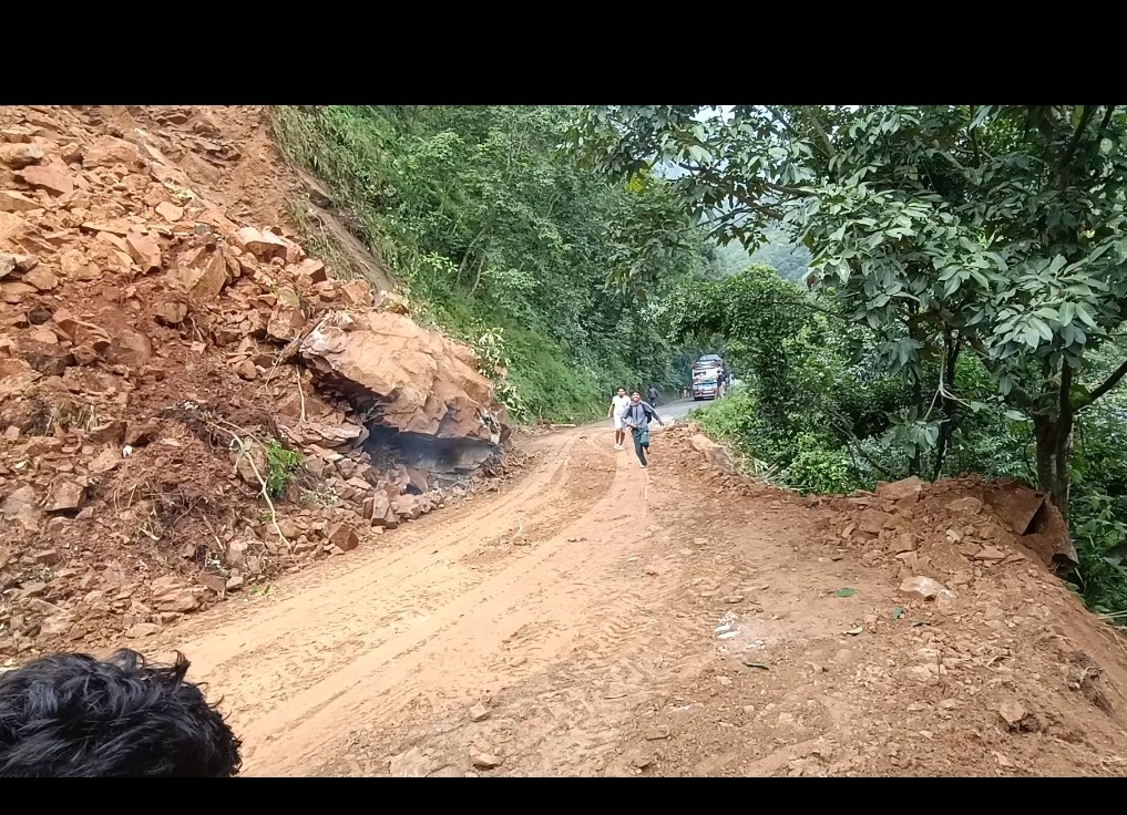 पहिरोको कारण अवरुद्ध  त्रिभुवन राजपथ संचालनमा