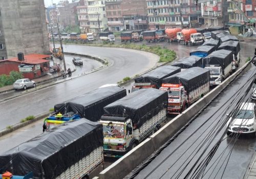 बीपी राजमार्ग अवरुद्ध, धुलिखेलमा सवारीसाधन होल्ड