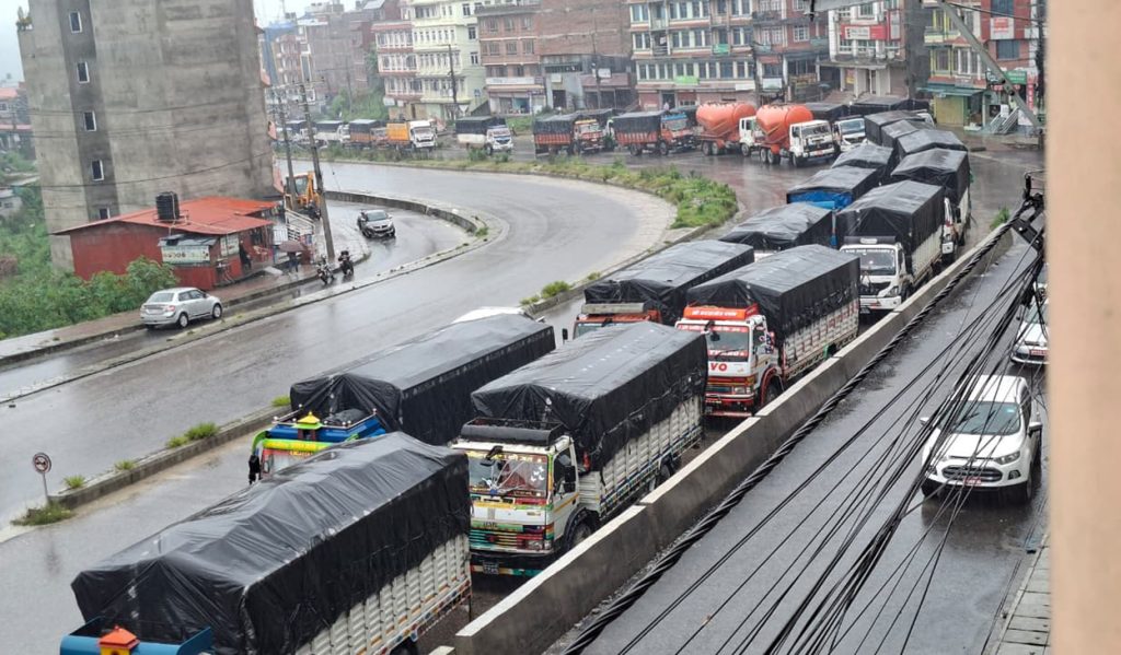 बीपी राजमार्ग अवरुद्ध, धुलिखेलमा सवारीसाधन होल्ड
