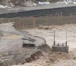 रोशी खोलाको बाढीले चौकीडाँडाको अस्थायी डाइभर्सन बगायो, बीपी राजमार्ग ठप्प