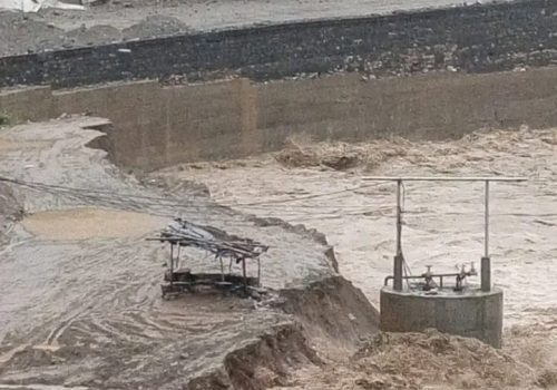 रोशी खोलाको बाढीले चौकीडाँडाको अस्थायी डाइभर्सन बगायो, बीपी राजमार्ग ठप्प