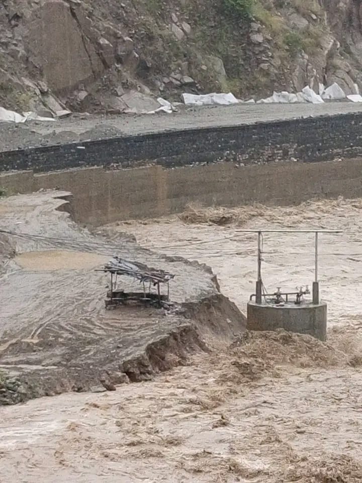 रोशी खोलाको बाढीले चौकीडाँडाको अस्थायी डाइभर्सन बगायो, बीपी राजमार्ग ठप्प
