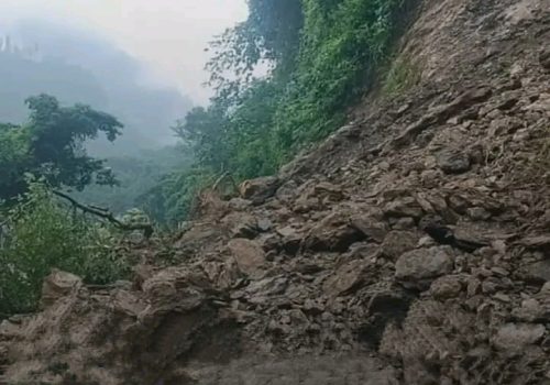 धादिङको ज्यामिरेमा पहिरो खस्दा पृथ्वी राजमार्ग अवरुद्ध
