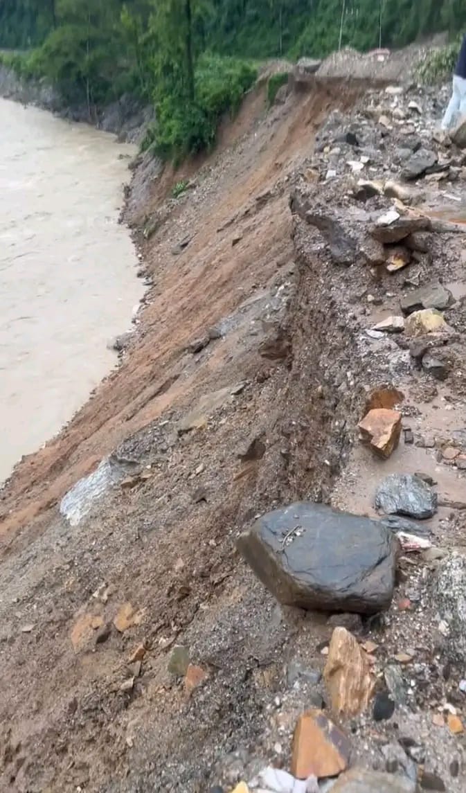 धादिङको पहरेभीरमा पहिरो, पृथ्वीराजमार्ग ठप्प