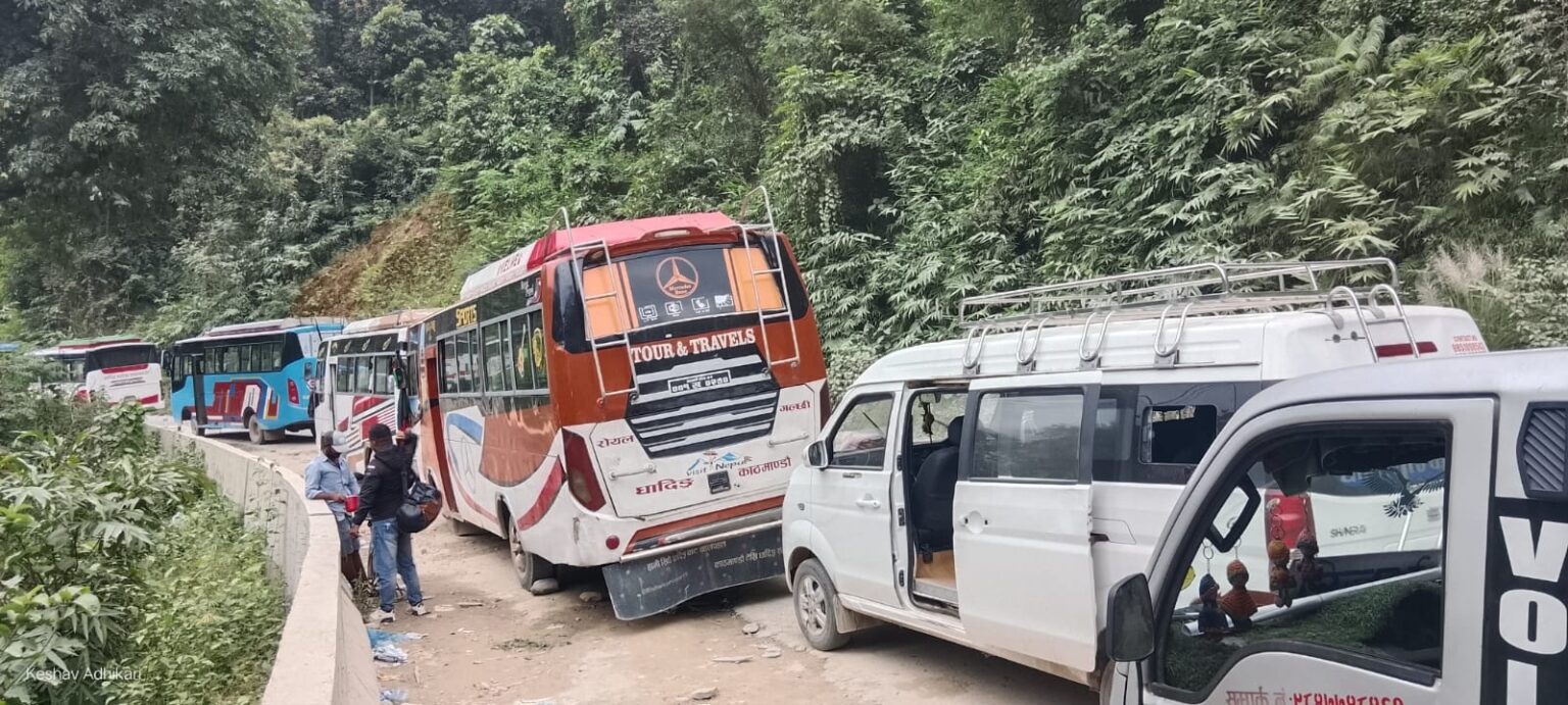 फुर्केखोला पुल बगाएपछि ठप्प धादिङ–काठमाडौँ यातायात आजदेखि वैकल्पिक मार्गबाट सञ्चालन