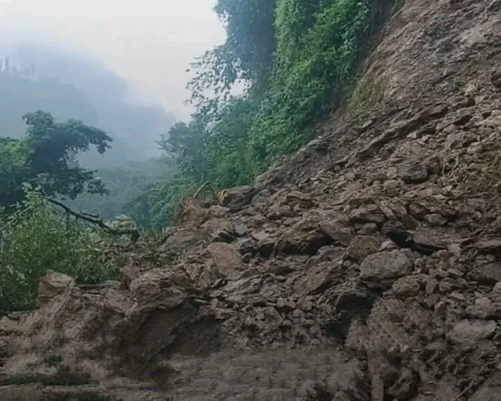 धादिङको ज्यामिरेमा पहिरो खस्दा पृथ्वी राजमार्ग अवरुद्ध
