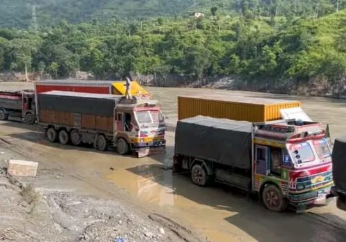 गजुरीको बाङ्गेमा लामो सवारी जाम, यात्रु अलपत्र