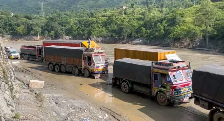 गजुरीको बाङ्गेमा लामो सवारी जाम, यात्रु अलपत्र