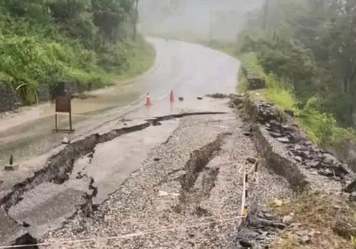 पृथ्वीराजमार्ग अन्तरगत धारापानीमा भासियो सडक सवारि आवागमनमा बन्द ।