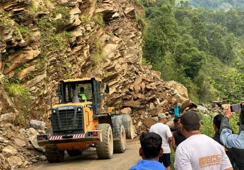 पहिरो हटाइएसँगै १७ घण्टापछि खुल्यो नुवाकोट–धुन्चे सडक