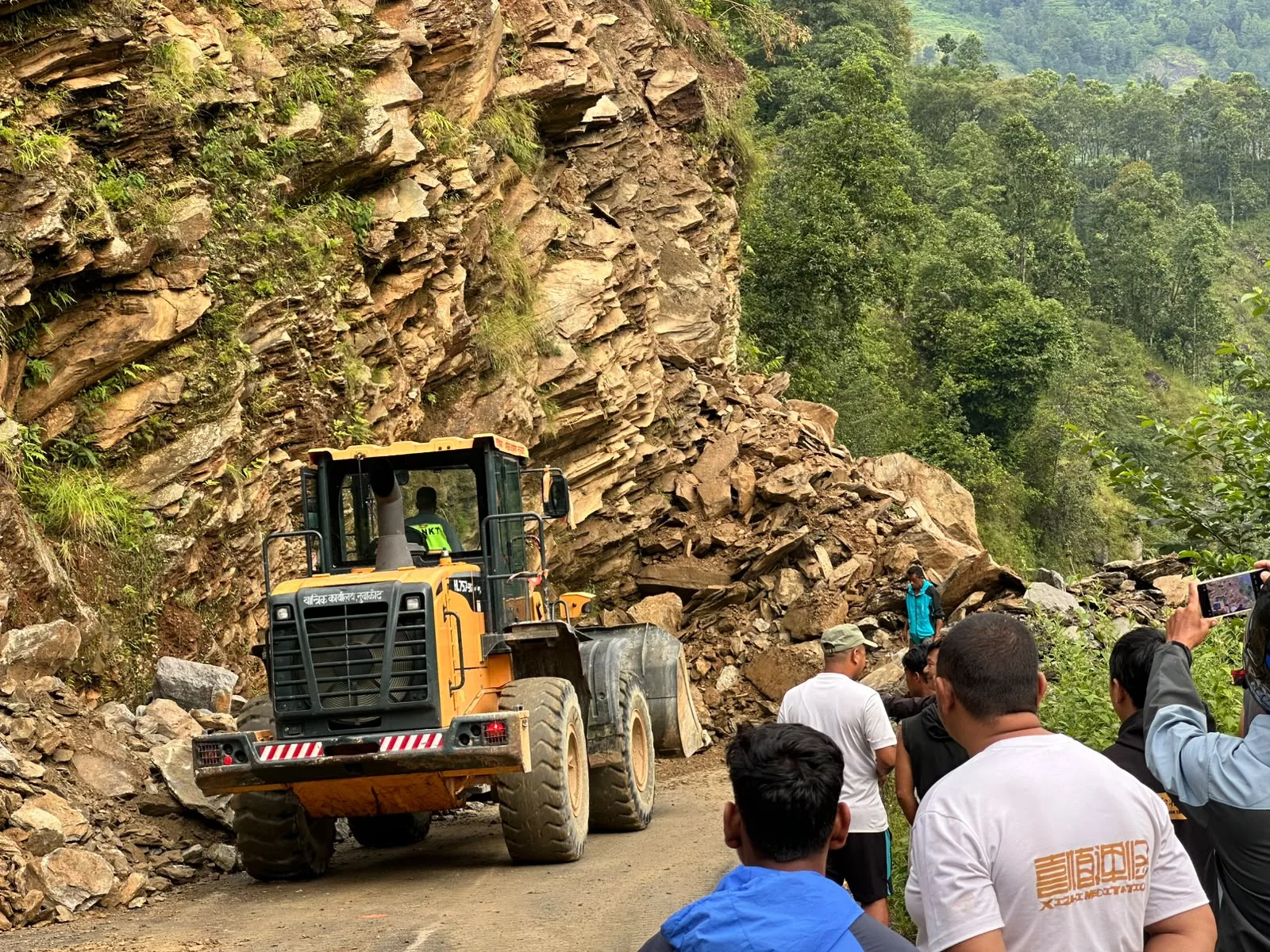 पहिरो हटाइएसँगै १७ घण्टापछि खुल्यो नुवाकोट–धुन्चे सडक