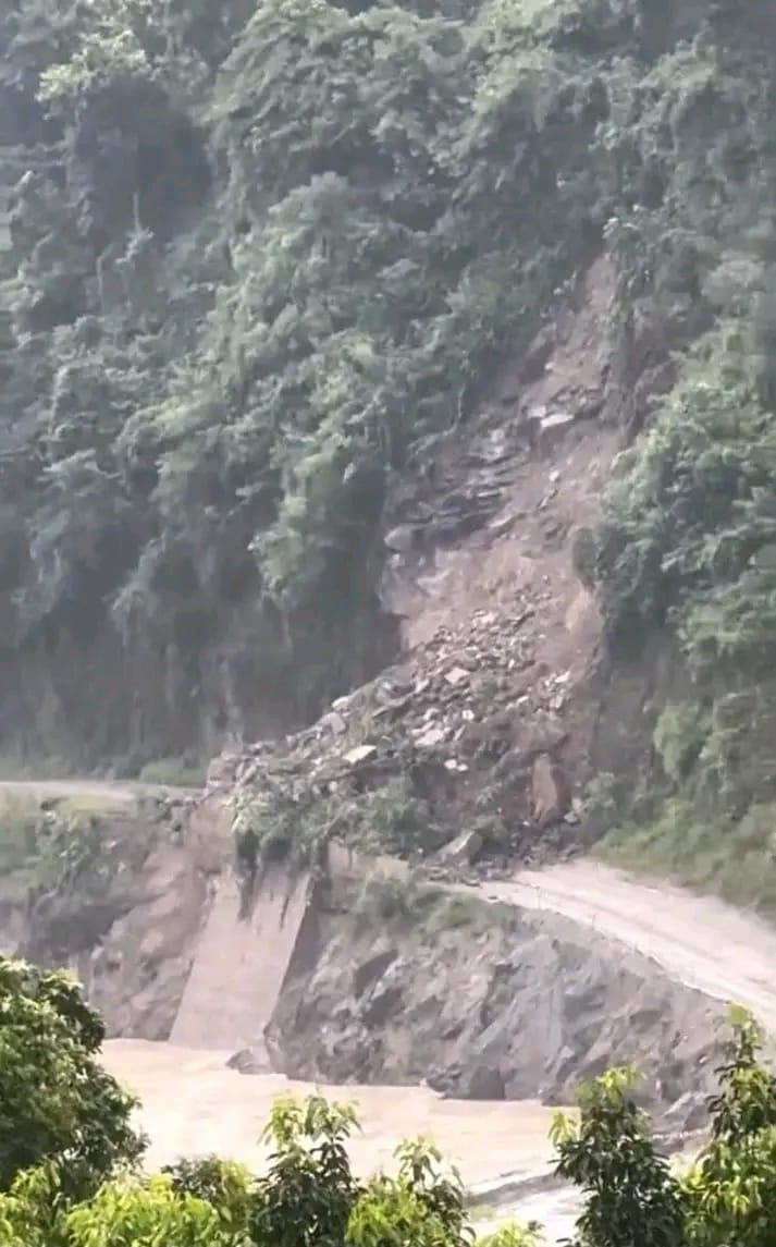 पृथ्वीराजमार्गअन्तर्गत गजुरीको बाङ्गेमा पनि पहिरो