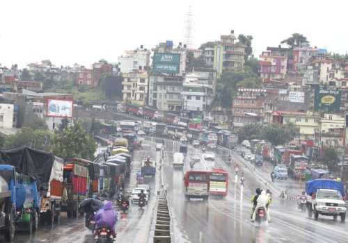 पृथ्वी राजमार्ग बन्द भएपछि कलंकीमा सवारीको लावालस्कर