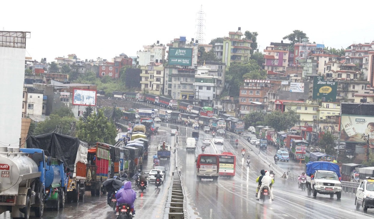 पृथ्वी राजमार्ग बन्द भएपछि कलंकीमा सवारीको लावालस्कर