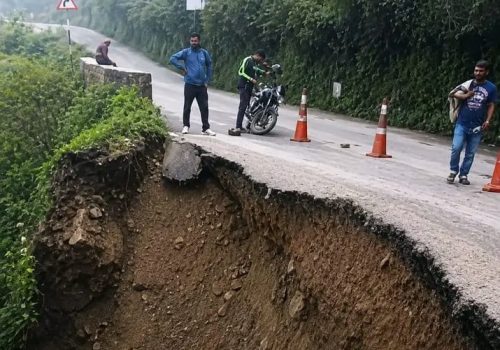 नागढुंगा ओरालोमा सडक भासिएको २१ दिन बित्यो, अझै एकतर्फी यातायात